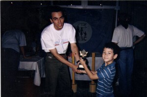 Professor Wilson Silva entregando troféu a Fier, então com seis anos.